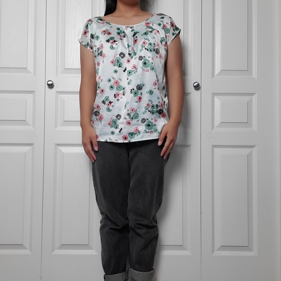Floral Short Sleeve Blouse - Picture 2 of 5